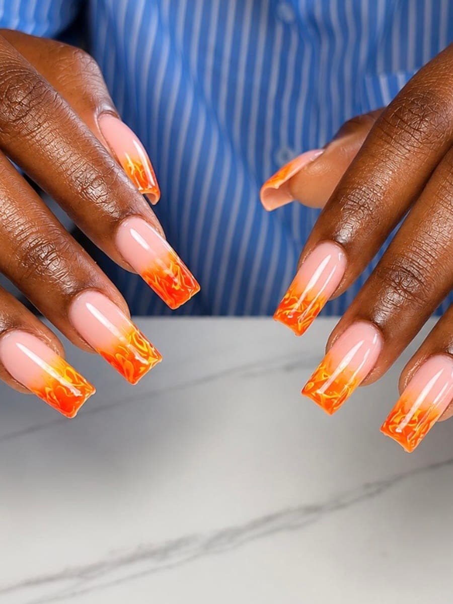 Ongles carrés longs en dégradé orange, motif flammes peint à la main