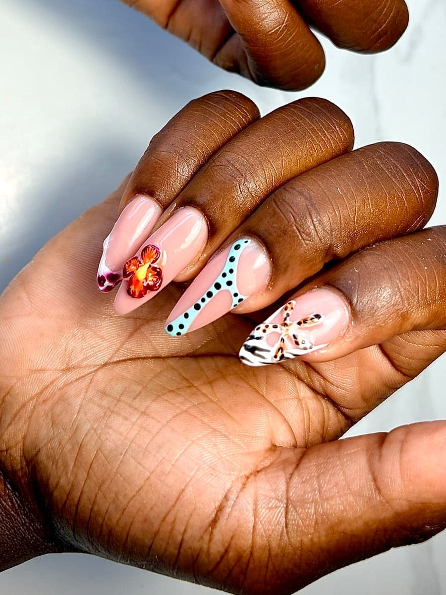 Ongles amande décorés d'une orchidée modelée en relief, d'une french pois turquoise et d'un nœud léopard