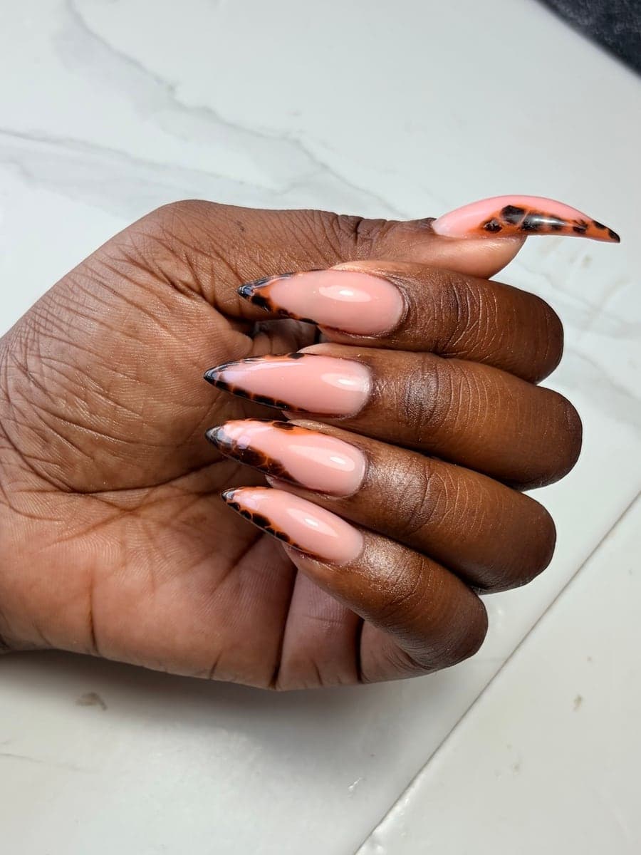 French écaille de tortue sur ongles amande : pointes marbrées de brun et de noir sur base nude
